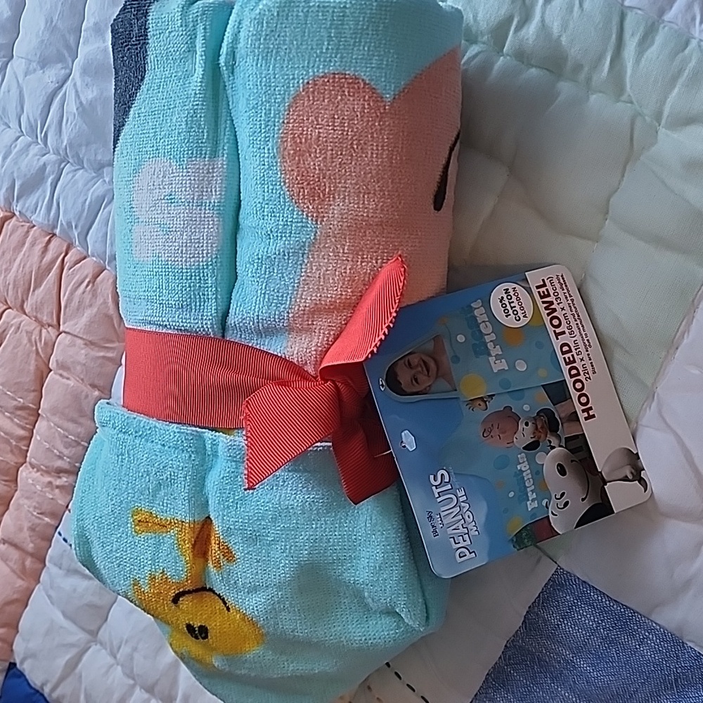 NWT Peanuts hooded towel